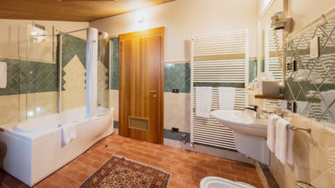 Deluxe Room | Bathroom | Separate tub and shower, free toiletries, hair dryer, bathrobes