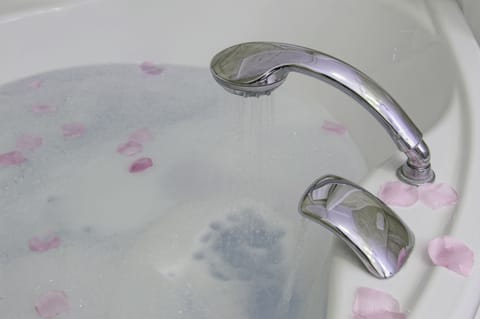 Single Room not refundable | Bathroom sink