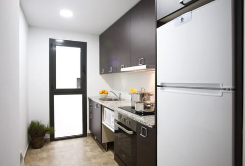 Superior Apartment, 3 Bedrooms (8 pax) | Private kitchen | Fridge, microwave, oven, stovetop