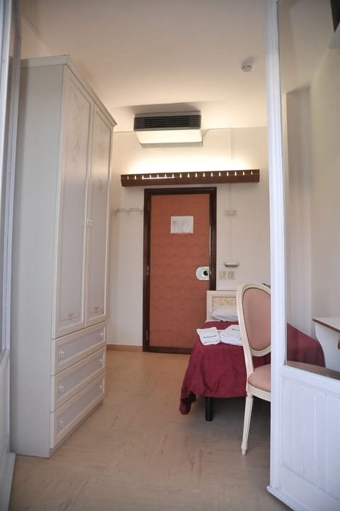 Single Room, Balcony | In-room safe, desk, free WiFi, bed sheets