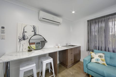 Deluxe Studio, 1 Bedroom, Private Bathroom, Golf View | Living room | Flat-screen TV