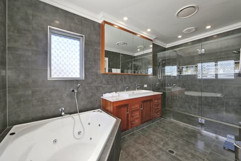 Executive Villa | Private spa tub