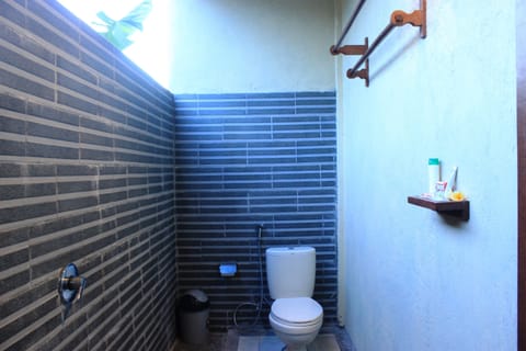 Standard Double Room | Bathroom | Shower, hair dryer, towels