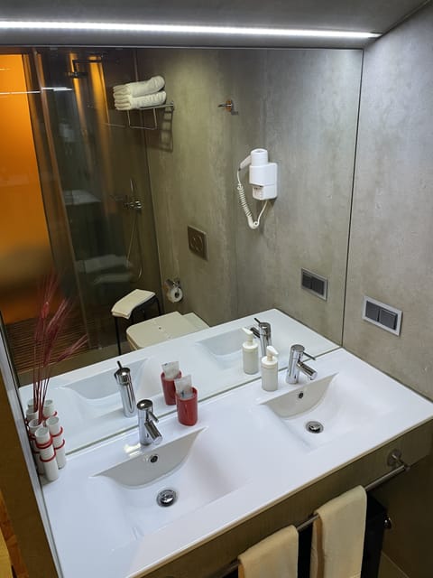 Superior Twin Room | Bathroom | Shower, free toiletries, hair dryer, towels