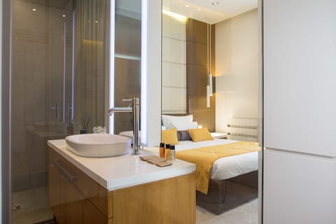 Executive Studio Suite, Balcony | Bathroom | Shower, rainfall showerhead, free toiletries, hair dryer