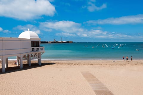 Beach nearby, white sand, beach towels