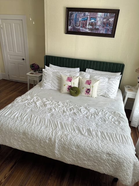 Room | Premium bedding, free WiFi, bed sheets