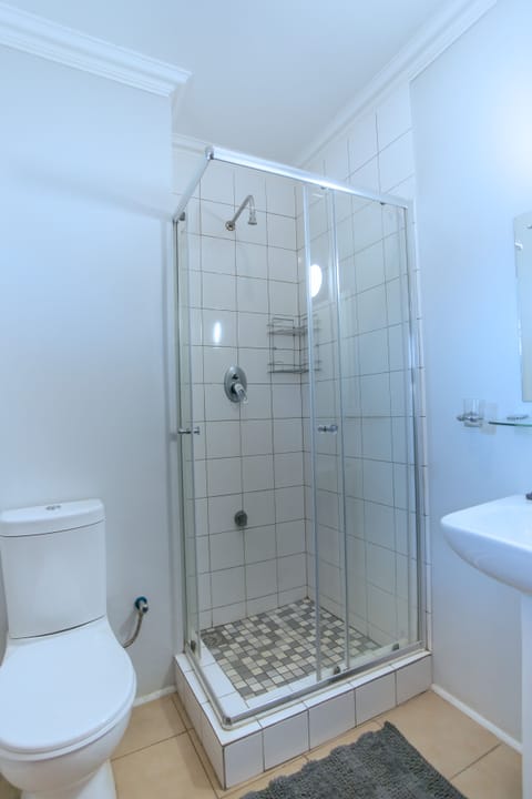 Signature Apartment | Bathroom | Shower, free toiletries, towels, soap