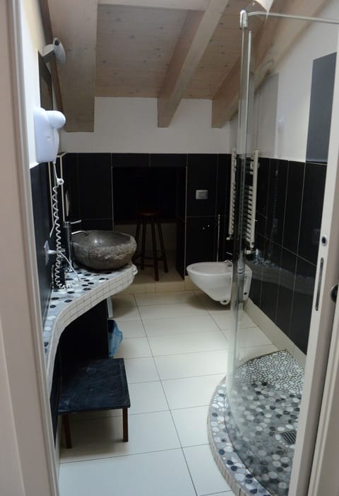 Superior Double Room (Grigia) | Bathroom | Shower, free toiletries, hair dryer, towels