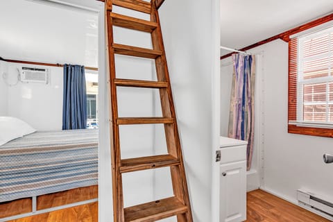 1 Bedroom Aqualodge # 6 Tarpon | Bathroom | Free toiletries, towels, soap, shampoo