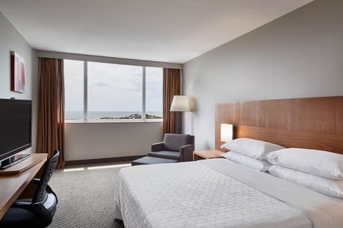 Executive Room, 1 King Bed, Ocean View (Club Level) | Minibar, in-room safe, desk, blackout drapes