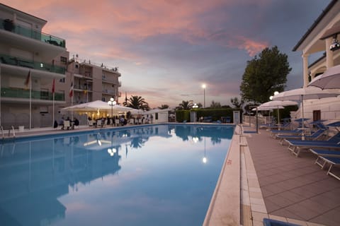 3 outdoor pools, open 10:00 AM to 7:00 PM, pool umbrellas, sun loungers