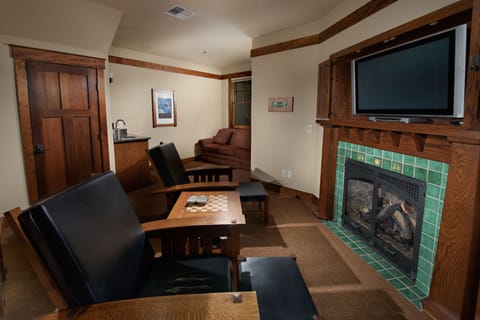 Upper Townhouse Suite | Living area | TV, fireplace, DVD player