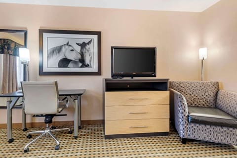 Desk, blackout drapes, free WiFi, bed sheets