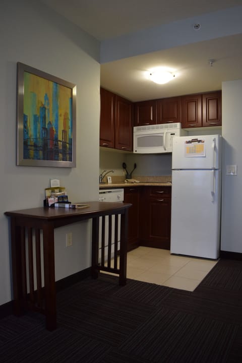 Full-size fridge, microwave, stovetop, dishwasher