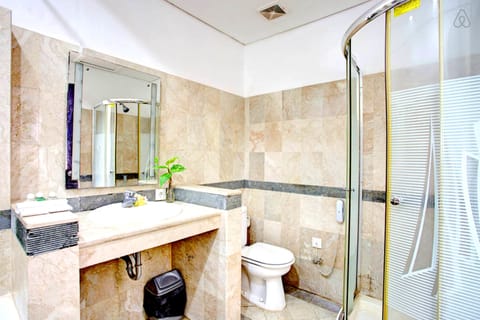 Suite Room | Bathroom | Combined shower/tub, rainfall showerhead, free toiletries, hair dryer