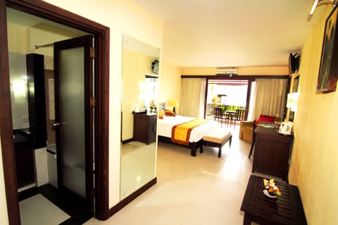 Deluxe Room | Minibar, desk, rollaway beds, bed sheets