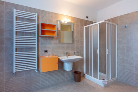 Apartment (2 levels- 6 pax) | Bathroom | Eco-friendly toiletries, hair dryer, bidet, towels