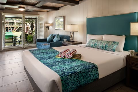 Studio, 1 King Bed, Partial Ocean View | Premium bedding, desk, free WiFi, bed sheets