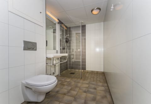 Combined shower/tub, towels