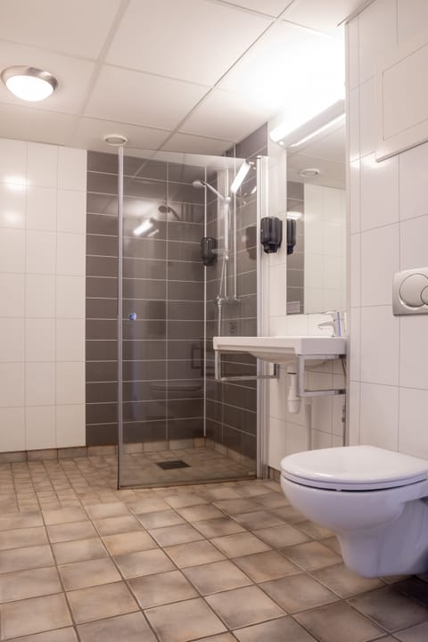 Basic Triple Room | Bathroom | Combined shower/tub, towels