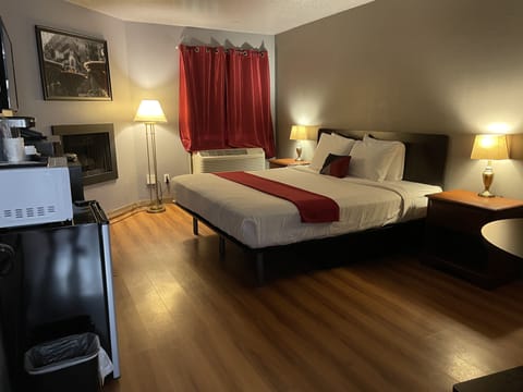 Suite, 1 King Bed (Executive Suite) | Free WiFi, bed sheets
