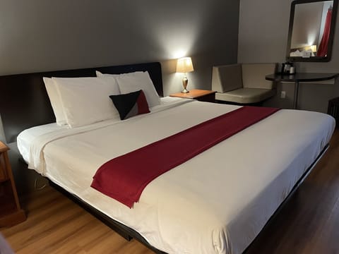 Suite, 1 King Bed (Executive Suite) | Free WiFi, bed sheets