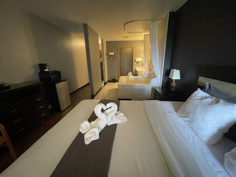 Suite, 1 King Bed | Free WiFi, bed sheets