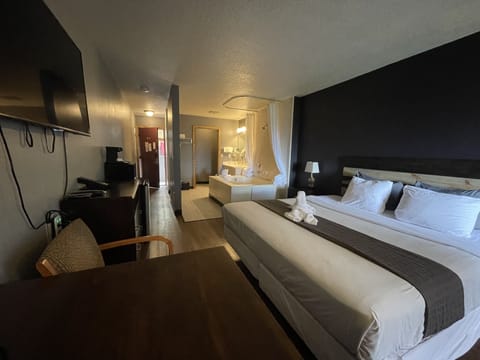 Suite, 1 King Bed | Free WiFi, bed sheets