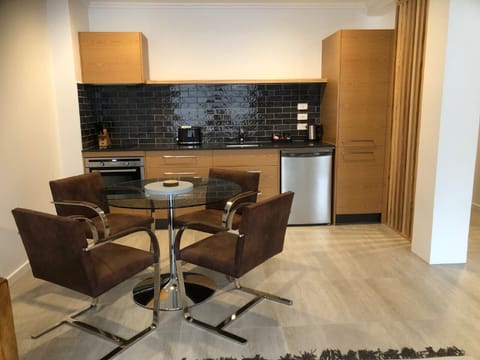 Deluxe Room | Private kitchen | Coffee/tea maker, electric kettle