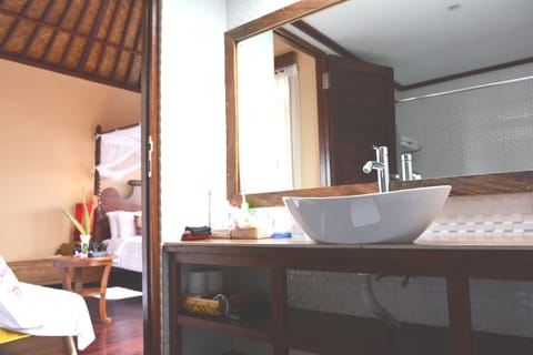 Junior Suite, 1 Bedroom, Terrace, Garden View | Bathroom sink