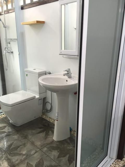 Separate tub and shower, free toiletries, slippers, bidet