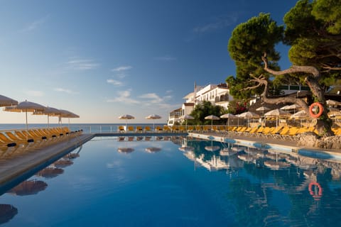 Outdoor pool, pool umbrellas, sun loungers