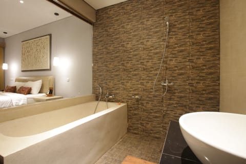 Deluxe Suite | Bathroom | Separate tub and shower, deep soaking tub, rainfall showerhead