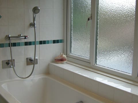 Double Room, Ensuite (with separate Shower-Sav) | Bathroom | Free toiletries