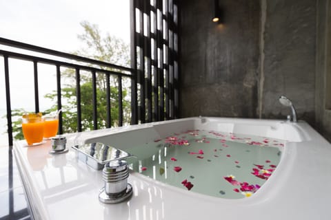 Grand Deluxe Sea View | Deep soaking bathtub