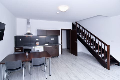 Deluxe Apartment (Duplex) | Private kitchenette | Fridge, microwave, oven, stovetop