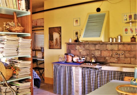 Studio (Casetta del Vecchio Pero) | Private kitchen | Fridge, electric kettle