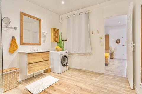 Deluxe Apartment | Bathroom | Shower, free toiletries, hair dryer, towels