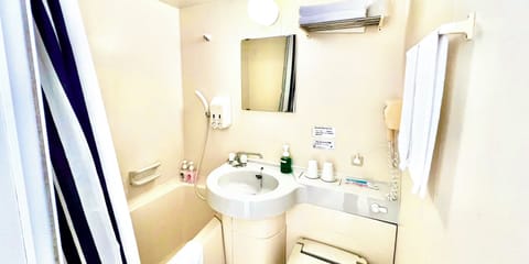 Combined shower/tub, deep soaking tub, free toiletries, hair dryer