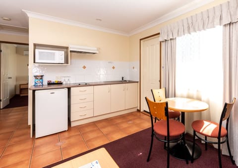 Executive Suite, 1 Bedroom, Non Smoking, Kitchenette | Private kitchenette | Fridge, electric kettle