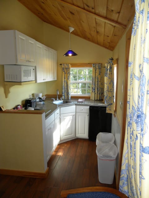 Deluxe Cottage, 1 King Bed, Kitchenette, Ocean View | Private kitchenette