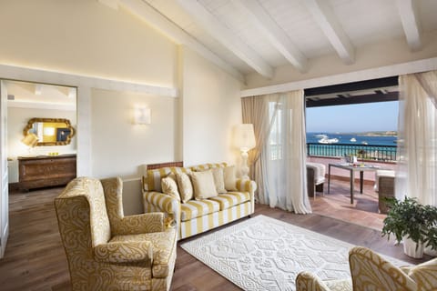 Signature Suite, Sea View | Living area | 32-inch LCD TV with satellite channels, TV, pay movies