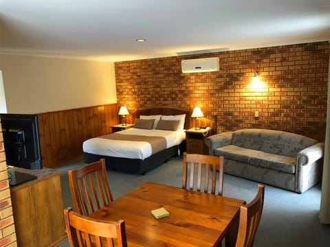 2 Bedroom Family Spa Suite | Desk, soundproofing, iron/ironing board, free WiFi