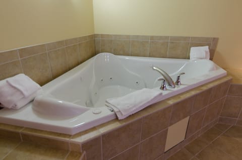 Honeymoon Room, 1 King Bed | Jetted tub