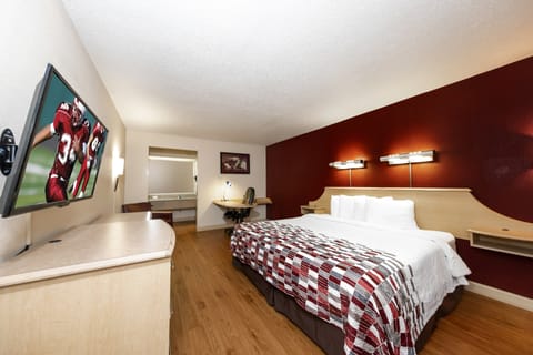 Superior Room, 1 King Bed, Non Smoking | Desk, free WiFi, bed sheets, wheelchair access