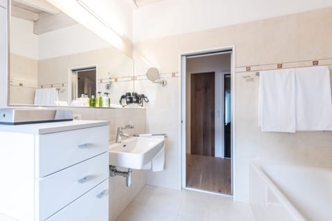 Luxury Double Room, Balcony | Bathroom | Free toiletries, hair dryer, bathrobes, slippers