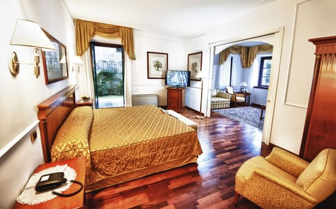 Superior Apartment, 1 Bedroom, Kitchen | Minibar, in-room safe, blackout drapes, soundproofing