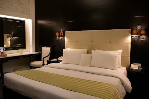 Executive Double Room | Minibar, in-room safe, desk, blackout drapes