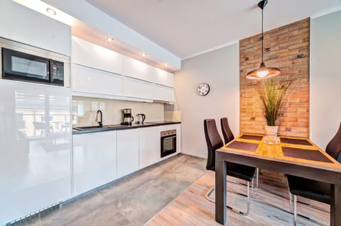 Apartment (Everest) | Private kitchenette | Full-size fridge, microwave, oven, stovetop